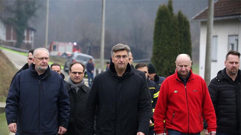 Plenković na mjestu tragedije u Andraševcu izrazio iskrenu sućut obiteljima smrtno stradalih